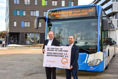 Herr Vöhringer und Herr Belz mit Stadtticket vor einem Bus. Herr Vöhringer und Herr Belz mit Stadtticket vor einem Bus.