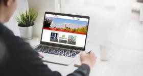OB schaut im Laptop die Beteiligungsplattform an Foto: Adobe Stock / Stadt Böblingen OB schaut im Laptop die Beteiligungsplattform an Foto: Adobe Stock / Stadt Böblingen