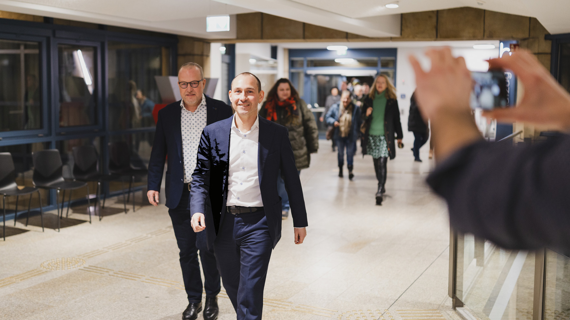 Oberbürgermeister Belz auf den Weg in den großen Sitzungssaal nach der Wahl