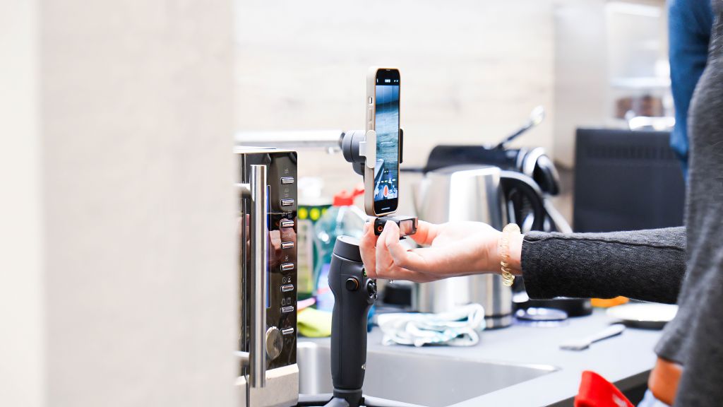 Hand mit Handy am Filmen Hand mit Handy am Filmen