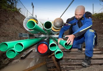 Komm Wärmeplan SWBB Fernwärmeausbau auf der Böblinger Hulb pg Rohre am Boden für den Fernwärmeausbau