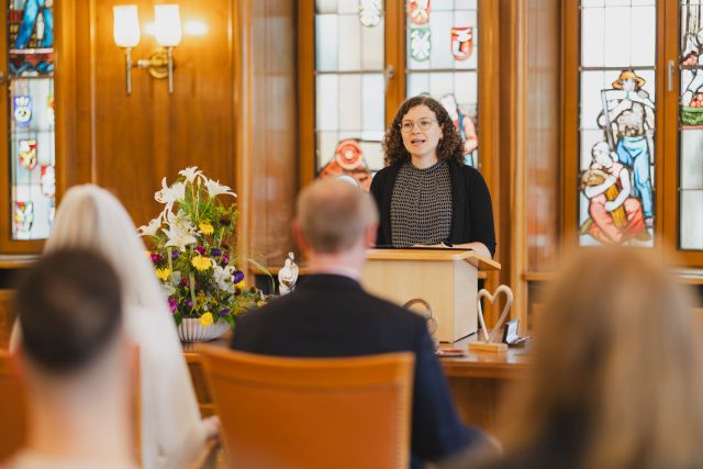 Lächelnde Frau am PC Lächelnde Frau am PC