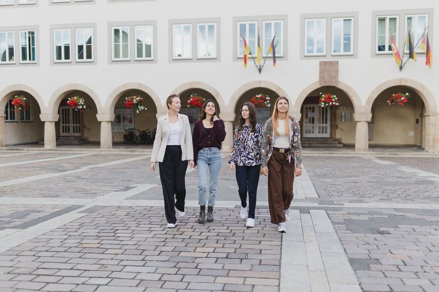 Mitarbeiterinnen vor dem Alten Rathaus in Böblingen Mitarbeiterinnen vor dem Alten Rathaus in Böblingen