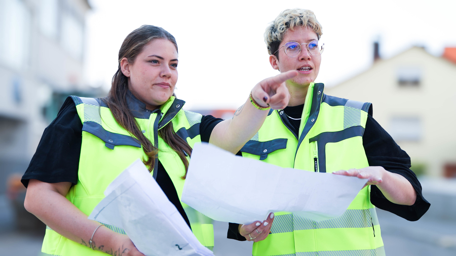 Straßenverkehrsbehörde Mitarbeiterinnen, eine MItarbeiterin zeigt auf etwas Straßenverkehrsbehörde Mitarbeiterinnen, eine Mitarbeiterin zeigt auf etwas