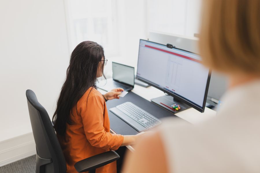 Lächelnde sympathisch wirkende Frau mit Kopfhörer und Mikrofon Lächelnde sympathisch wirkende Frau mit Kopfhörer und Mikrofon