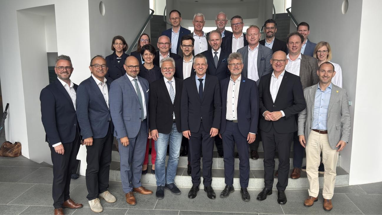 Bürgermeister in Berlin viele Leute-alle Bürgermeister-zum Gruppenfoto in Berlin-darunter auch Dr. Belz-OB aus Böblingen