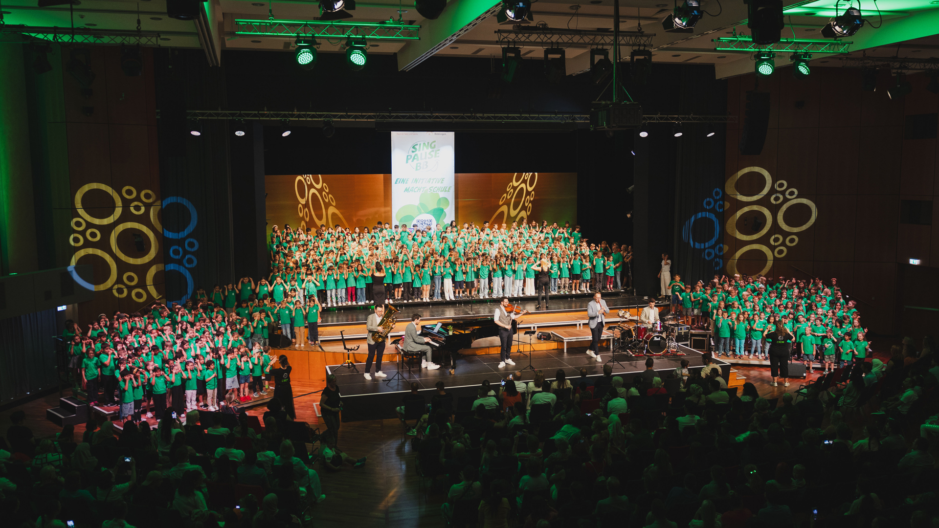 Foto: Benjamin Knoblauch Viele Kinder in einem Chor - die Singpausenkinder - auf der großen Bühne im Kongresszentrum