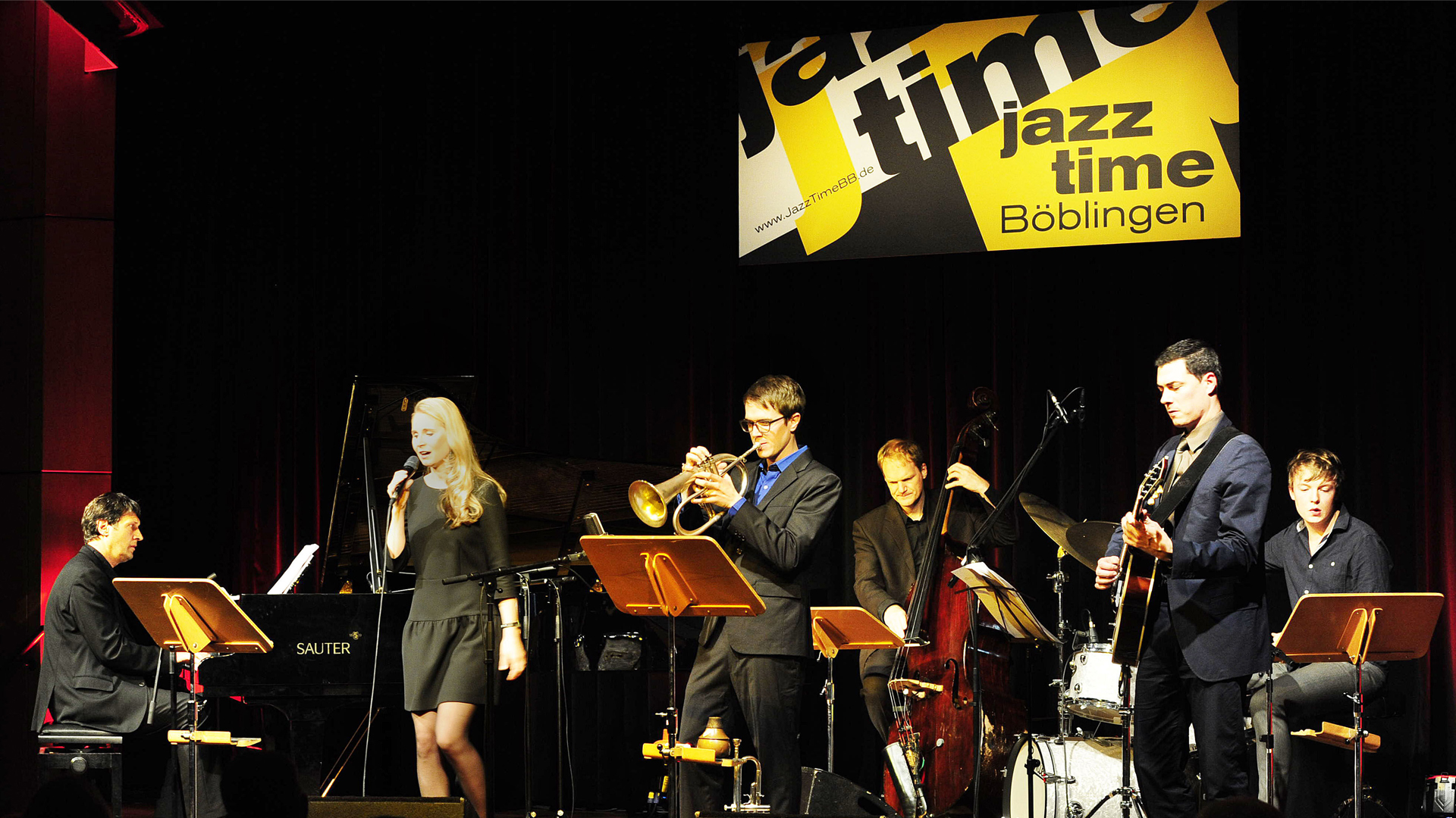 Foto: Volker Winkler Sänger und andere Musiker auf der Bühne