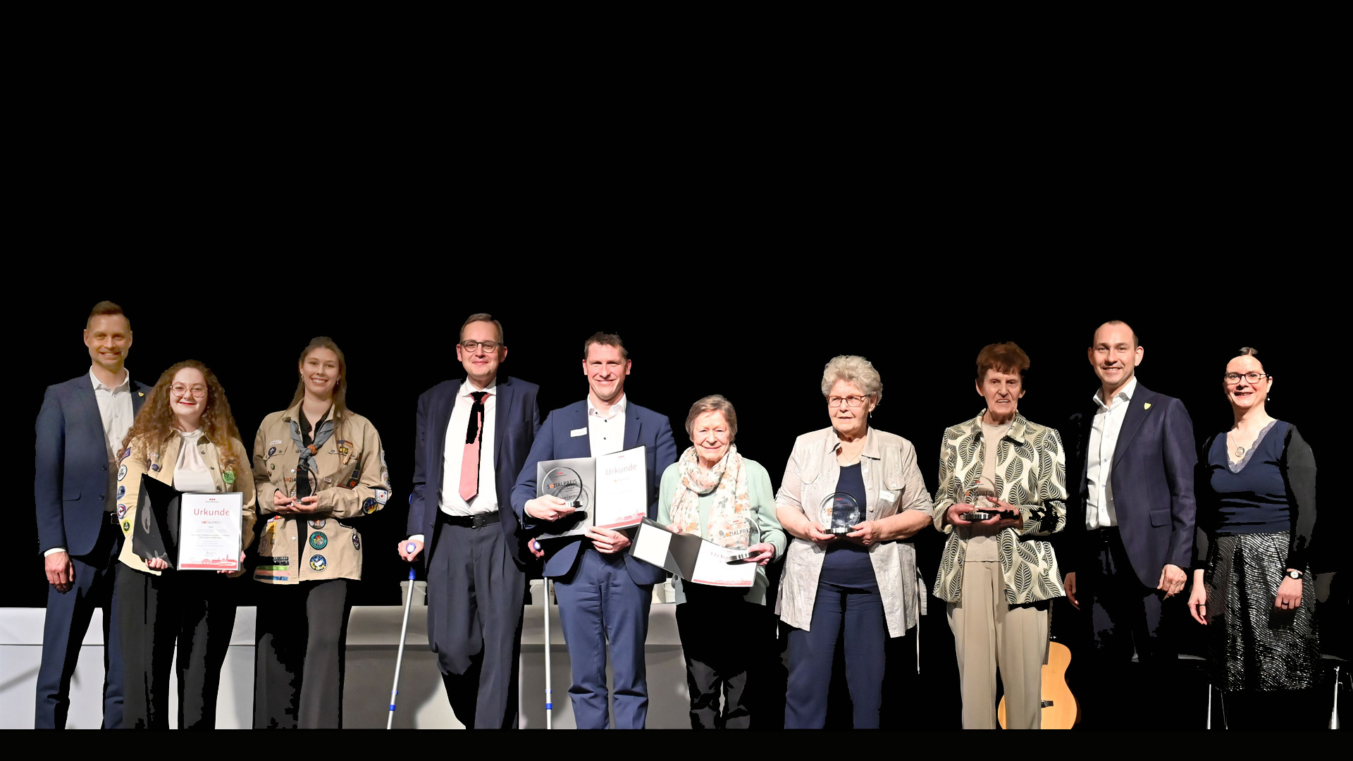 Menschen auf der Bühne, die den Sozialpreis von der Stadt Böblingen verlieen bekommen haben