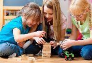 Kindertagesbetreuung © Kzenon - Fotolia.com.jpg 3 Mädchen spielen mit Bauklötzen