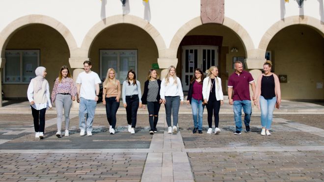 Auszubildende vor dem Rathaus